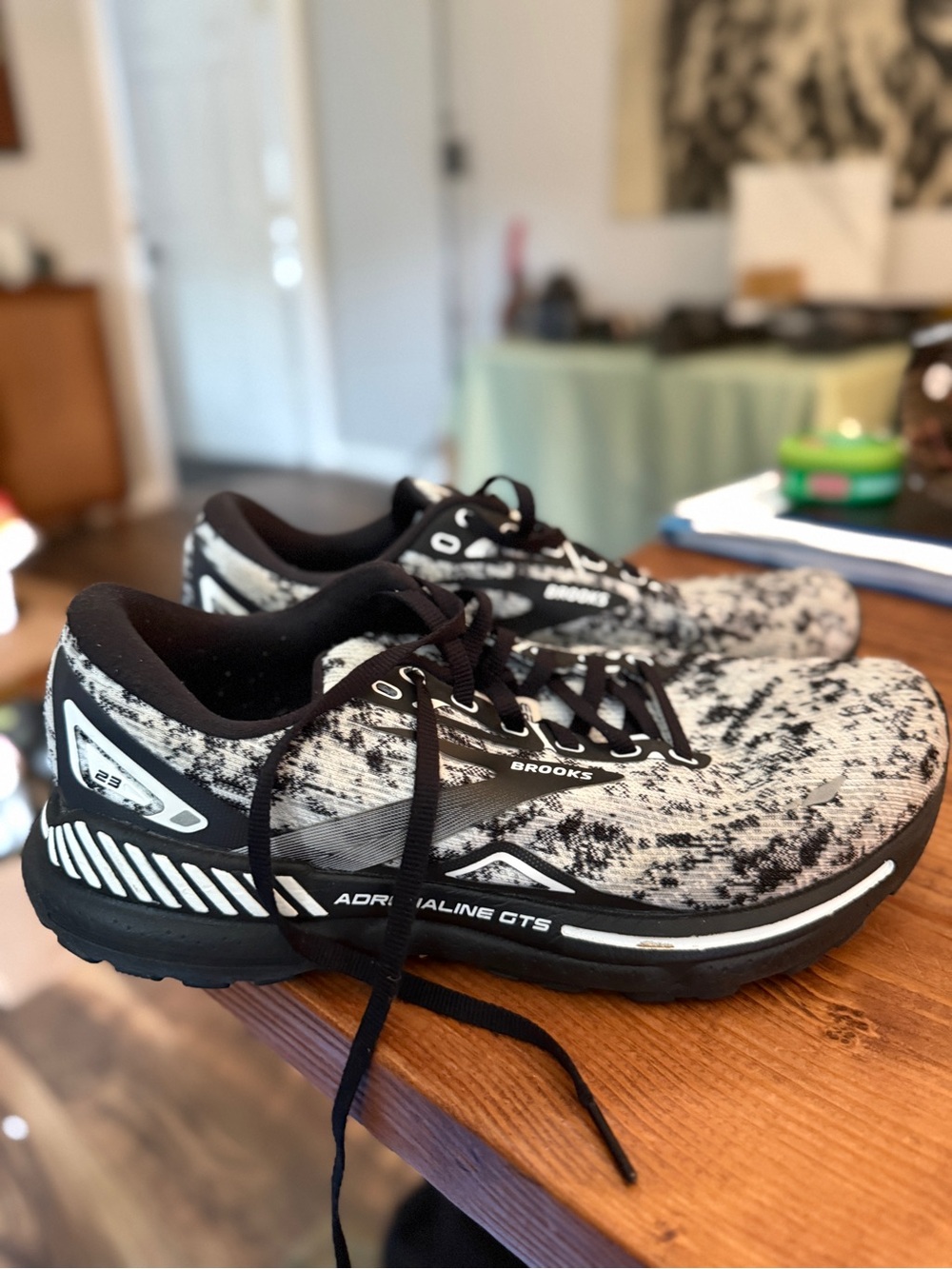 Brooks Adrenaline GTS women’s Running Shoes - Black & White